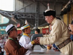 Монгол Улсын Ерөнхийлөгч хурдан морины унаач хүүхдүүдэд баяр хүргэж, бэлэг гардуулав