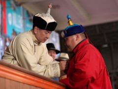 Монгол Улсын начин, харцага цолын болзол хангасан бөхчүүдэд цол олголоо
