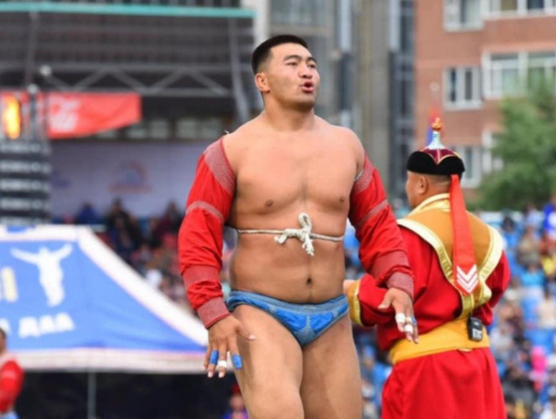 Улсын арслан Ц.Бямба-Отгон өвдөг шороодлоо