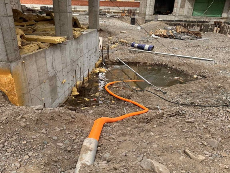 Дунд гол руу техникийн бохирдолтой хөрсний усаа шавхсан “Лонсин Монголиа” ХХК-ийн зөрчлийг илрүүлж, таслан зогсоолоо