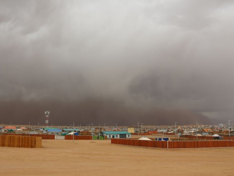 Сайнцагаан суманд нөөлөг салхитай, үзэгдэх орчин хязгаарлагдаж байна