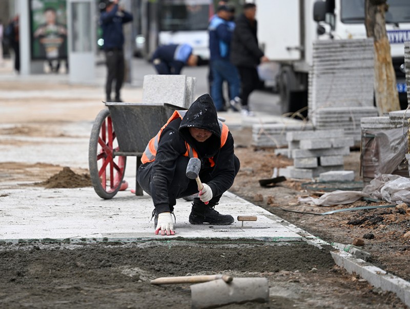 Өнөөдрийн байдлаар таван байршилд явган хүний зам шинэчлэх ажил үргэлжилж байна