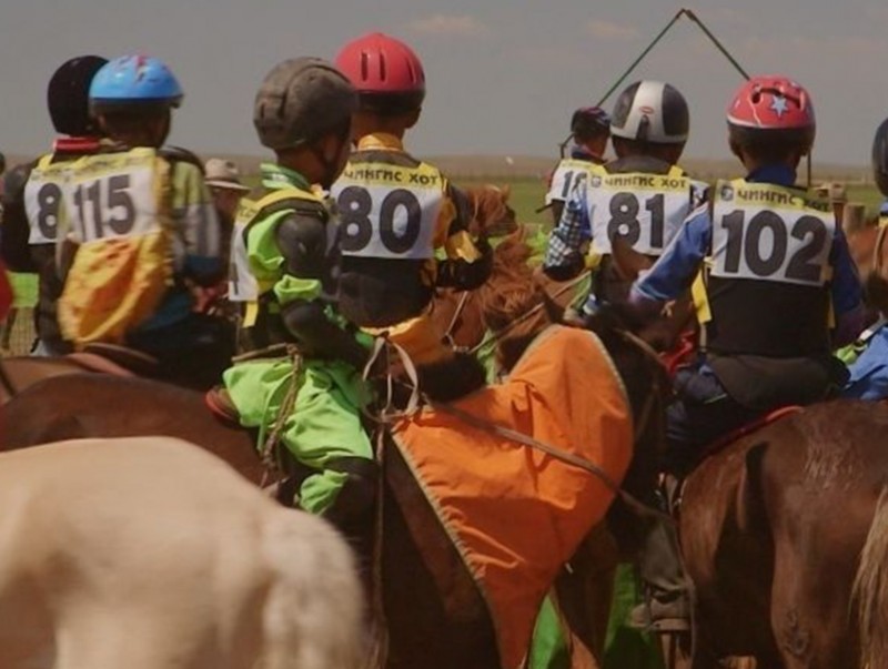 Уралдаанч хүүхдийг хурдан морины уралдаан, үсэргээ, сунгаанд оролцуулах зөвшөөрлийг нотариатын системд бүртгүүлж, баталгаажуулна