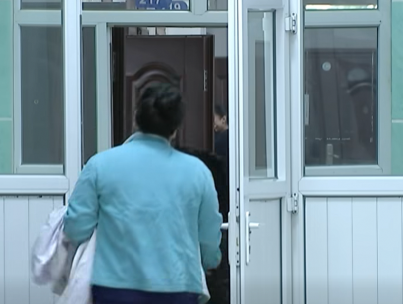 СЭМҮТ: Нэг өвчтөн туслах сувилагчийн өрөөнд орж хаалгыг дотроос нь түгжээд, сувилагчийн хоолойг нь боож дайрсан
